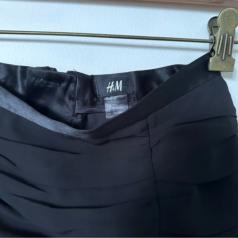 H&M Ruched Mini Skirt - Picture 3 of 3